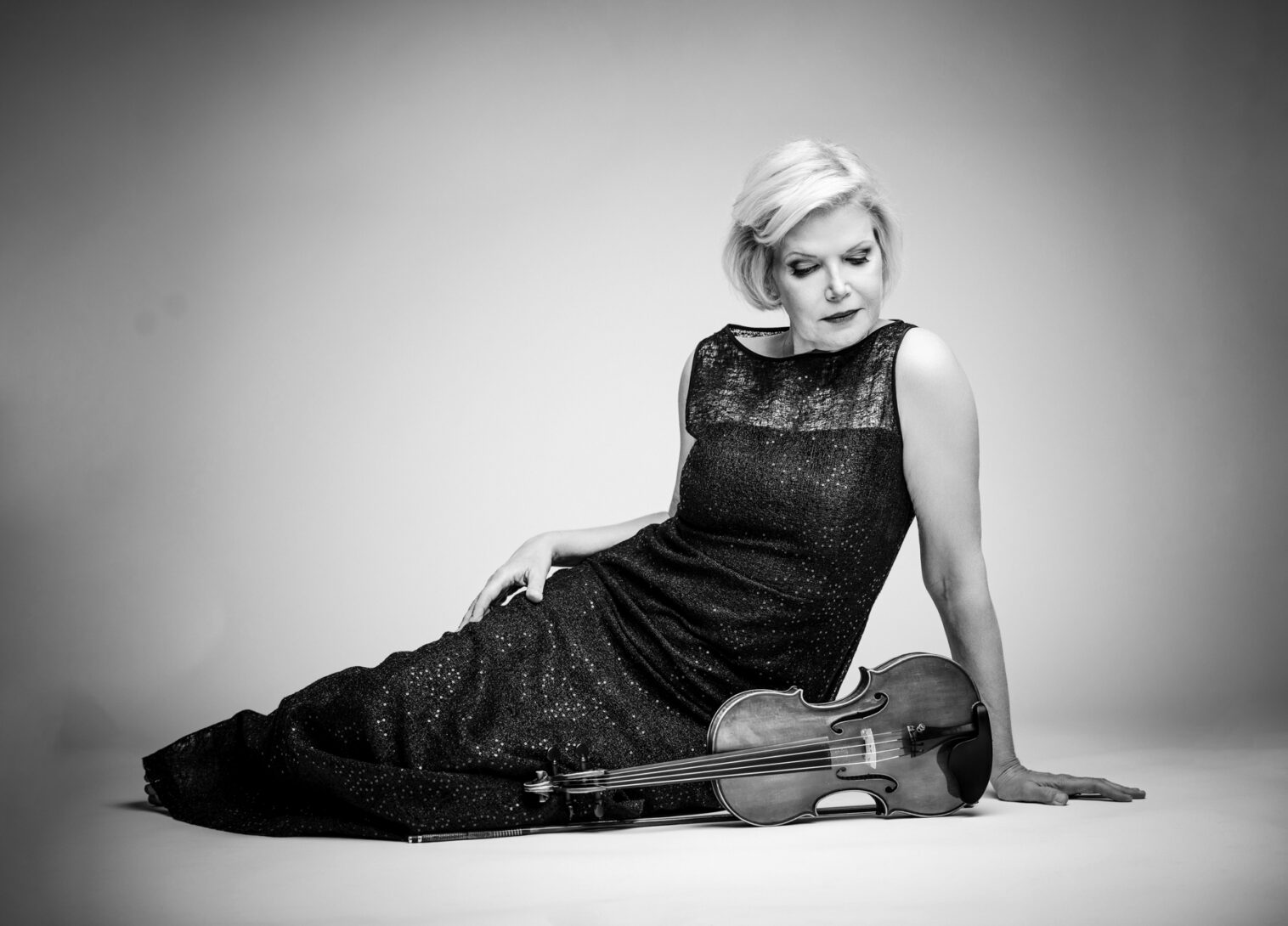 Violinist musician headshot, photographed by Ann & Kam Photography in Barrington, IL